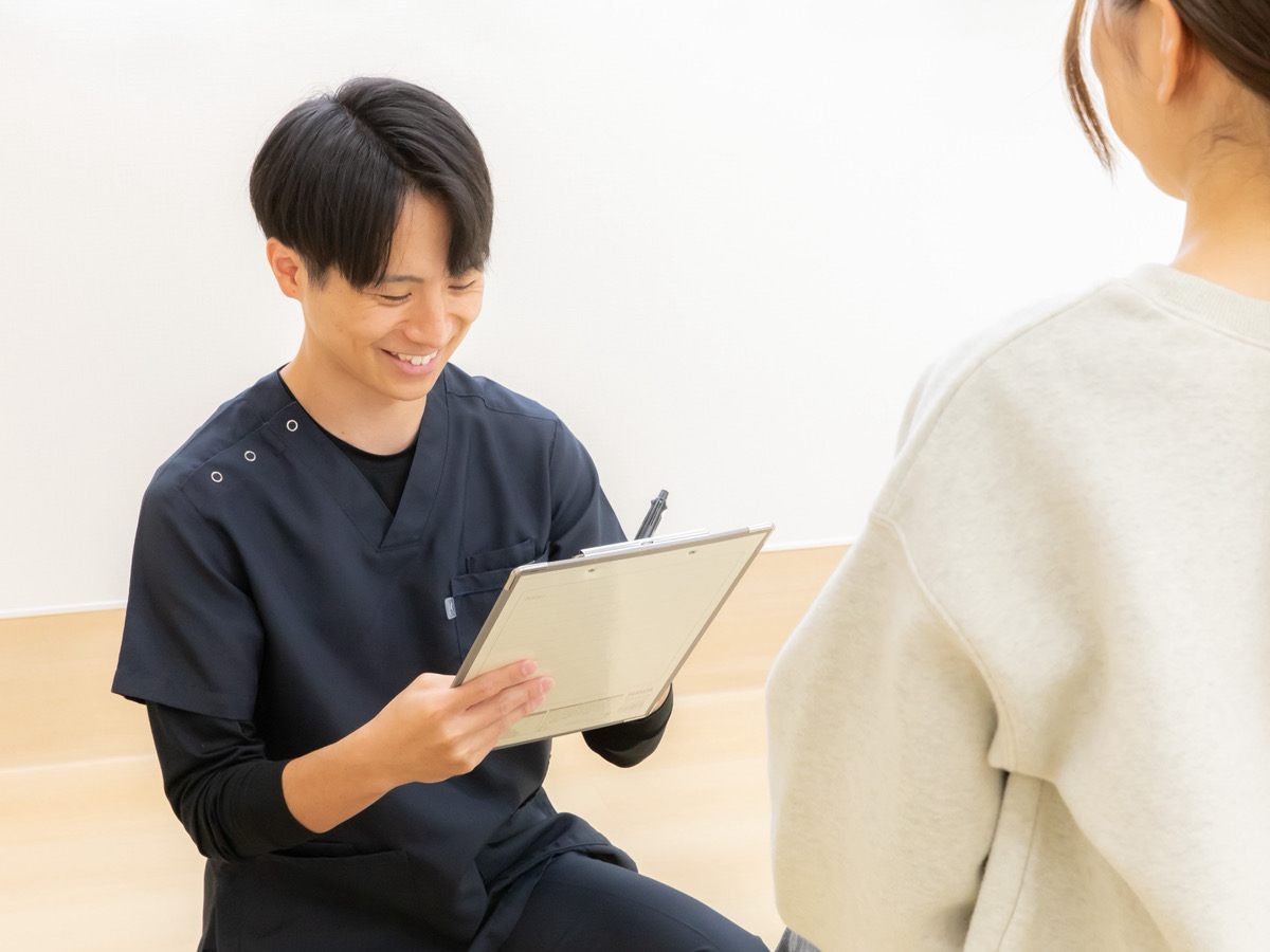 丁寧にカウンセリングを行う施術者
